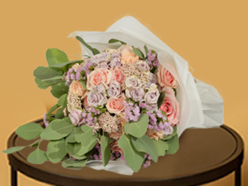 sinda - A distinctive hand bouquet with a beautiful arrangement of roses from a Dutch flower mixture that suits all tastes  Size: 45/30 cm