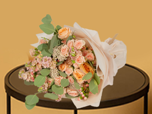 sinda2 - A distinctive hand bouquet with a beautiful arrangement of roses from a Dutch flower mixture that suits all tastes. Size: 45/30 cm