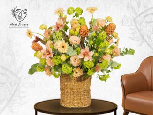 lolax - A distinctive basket with a beautiful assortment of flowers from a Dutch mix that suits all tastes . Size: 45/55 cm