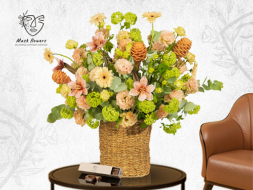 lolax2 - A distinctive basket with a beautiful assortment of flowers from a Dutch mix that suits all tastes with chocolate. Size: 45/55 cm