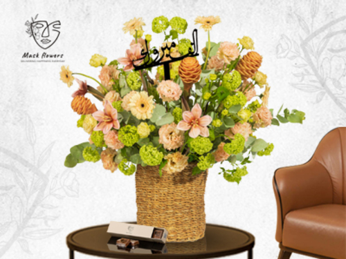 lolax3 - A distinctive basket with a beautiful assortment of flowers from a Dutch mix that suits all tastes, with chocolate and an acrylic phrase. Size: 45/55 cm