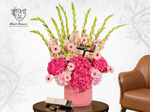 pinky3 - A large, distinctive vase with a beautiful arrangement of roses from a Dutch flower mixture that suits all tastes, with the addition of delicious pieces of chocolate with Belgian ingredients and the addition of an acrylic phrase according to your desire. Size: 80/45 cm