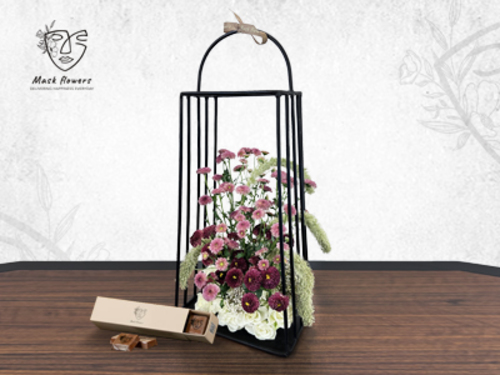 blackstl2 - Metal stand with a beautiful assortment of roses from a Dutch flower mix to suit all tastes With the addition of delicious pieces of chocolate with Belgian ingredients Size 30/50 cm