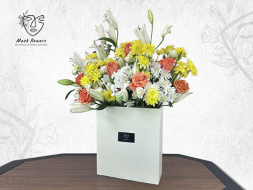 witra - Wooden stand with a beautiful arrangement of roses from the Dutch flower mix to suit all tastes.. Size 40/80 cm