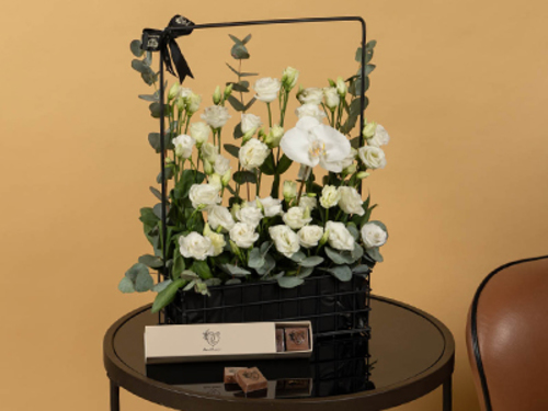 lomak - Luxurious metallic bouquet Size 45/35 cm Made from the finest types of flowers Available with cocoa