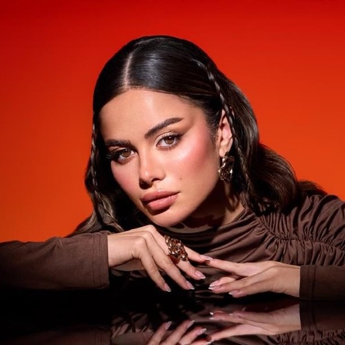 ميراج - مجموعة صممت لإضفاء لون عيون عسلي/بني طبيعي دافئ، يمنح مظهرًا ناعمًا وأنيقًا بدون مبالغة يمنح رؤية واضحة ومريحة تأتي مع محلول وحافظة داخل العلبة