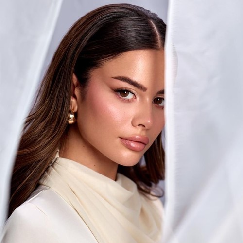 ديون - مجموعة صممت لإضفاء لون عيون عسلي طبيعي دافئ، يمنح مظهرًا ناعمًا وأنيقًا بدون مبالغة يمنح رؤية واضحة ومريحة تأتي مع محلول وحافظة داخل العلبة