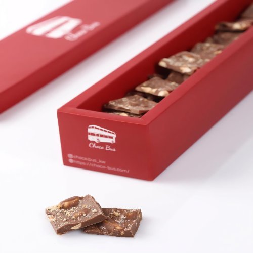 Choco Bus - بينت كراك - اكتشف تجربة لا تُنسى مع شوكليت بينت
كراك ! كل قضمة تأخذك في رحلة من النكهات المتكاملة، حيث يلتقي طعم الشوكولاتة الغنية
بالمالح اللذيذ للفول السوداني مع كل كسر ستشعر بالقرمشة التي تثير حواسك بينما
يذوب المزيج في فمك ليترك طعماً مدهشاً يدوم , مثالي لمشاركته مع الأصدقاء أو
للاستمتاع به بمفردك، شوكليت بينت كراك هو الخيار الأمثل لكل محبي الشوكلاتة استعد
لإغراء حواسك واختبر لحظات من السعادة المتجددة
!