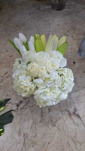 Dana London Flowers  - small glass white 1 - contact if any thing necessary any time