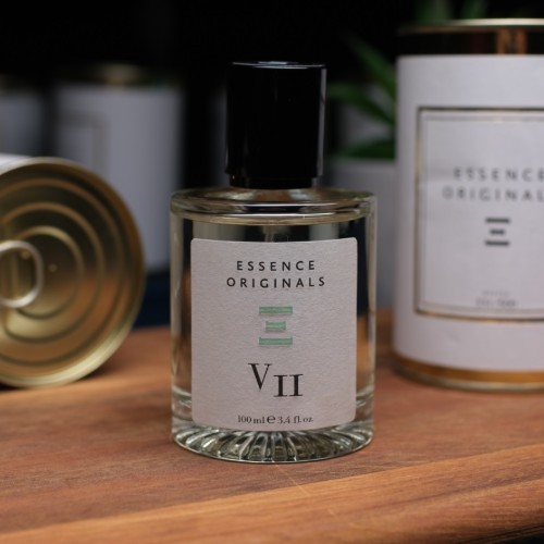 V II - INGREDIENTS : LEMON , MANDARIN ,GRAPEFRUIT, NEROLI , ORANGE FLOWER , ROSE, JASMINE, VETIVER , MUSK , AMBER