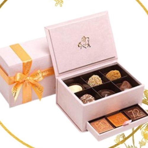 Luxury Velvet Light Pink box - Mini Velvet box - contains 18pcs chocolates, 6 assorted chocolates and 12 Godiva Carre.

Small Velvet box - This box contains 30 different types of Godiva chocolates and 30 Carres 

Large Velvet box - This box contains 48 different types of Godiva chocolates and 70 Carres.

Extra Large velvel box - This box contains 56 Assorted Godiva chocolates and 144 Godiva Carres.