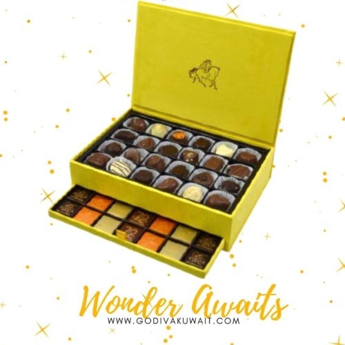 Luxury Velvet Yellow box - Mini Velvet box - contains 18pcs chocolates, 6 assorted chocolates and 12 Godiva Carre.


Extra Large velvel box - This box contains 56 Assorted Godiva chocolates and 144 Godiva Carres.