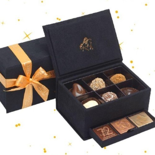 Black Velvet box - Mini Velvet box - contains 18pcs chocolates, 6 assorted chocolates and 12 Godiva Carre.

Extra Large velvet box - This box contains 56 different types of Godiva chocolates and 144 Carres.