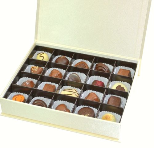 Luxury Satin Box Crème Small - This box contains 20 different types of Godiva Chocolate and 20 Carres.