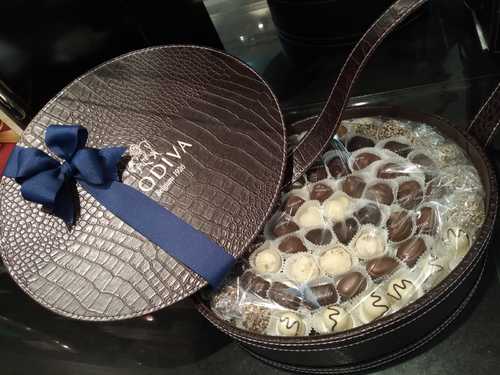 Luxurios Oval Chocolate Hamper - This Chocolate hamper is a perfect gift for your loved ones or a Special occasion.