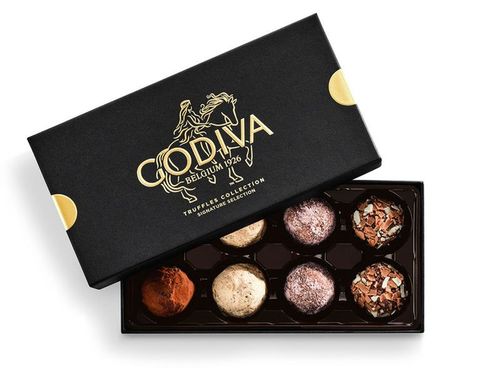 Signature Truffles Gift Box - Inside you'll find these distinctly
rich, creamy, and luxurious from bestselling: milk chocolate, dark chocolate,
and white chocolate truffles in a variety of exciting flavors. This box
of chocolate truffles is the perfect size for a cute and luxurious gift to
someone. The chocolate truffles come in a decorative box adorned with a gold
ribbon and will make them melt when they receive them!