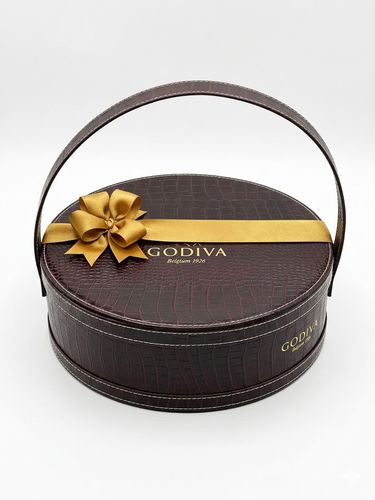 Luxurios Oval Chocolate Hamper - This Chocolate hamper is a perfect gift for your loved ones or a Special occasion.