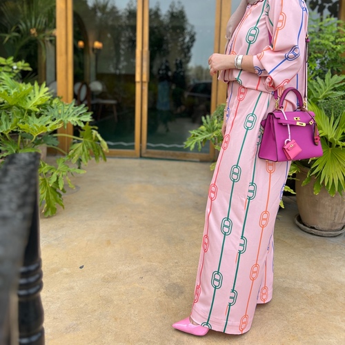 pink hermes - اللي عندها قياساتها مضبوطة بالانش  تقدر تحطهم بالملاحظات  ونمشي بالقياس عليهم اهم شي  مضبوطه تكون  لا يوجد تصليح