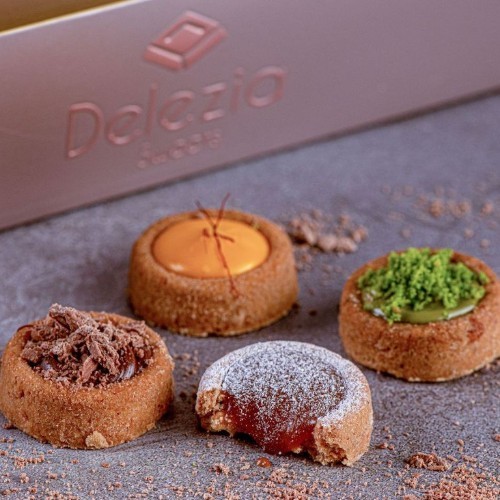 Ghariba mixed with nutella, saffron, pistachio and caramel - The number is 36 pieces