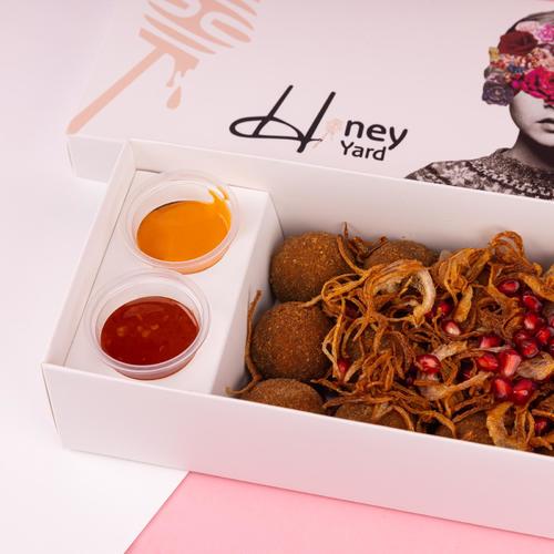 Crispy warq anap - Crispy vine leaves with two types of sauce, decorated with pomegranate and caramelized onions. The box contains 15 pieces.