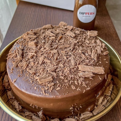 Signature cake - Signature cake our signature and best seller A layers of brownies cake with flake chocolate cream and of course it come with our signature belgium milk Chocolate souse bottle 5-6 persons