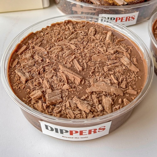 Flake layers cake - Layers of fresh cake delicious hazelnut chocolate, milk chocolate and chocolate flakes For 2-3 persons