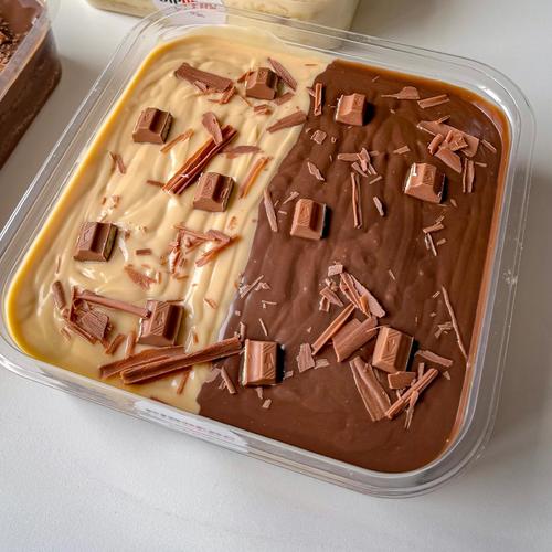 Kinder cake - Layers of our fresh cake, delicious Kinder chocolate, and milk chocolate.
Good for 6-8 persons