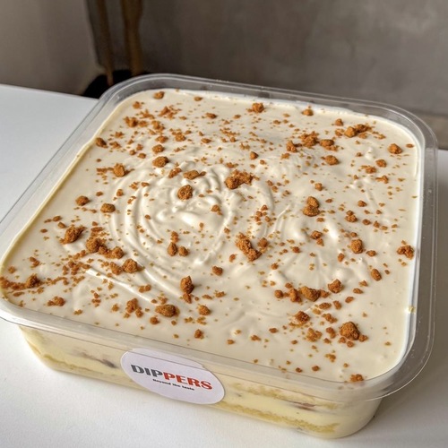 Honey bee cake - Includes pecan Nuts , Layers of white vanilla cake covered in special fresh cream, crunchy Biscuits and filled with natural honey For 6-8 persons