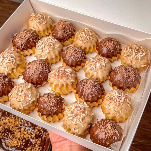 Eclair - Delicious eclair filled with flavores its come 20 pcs