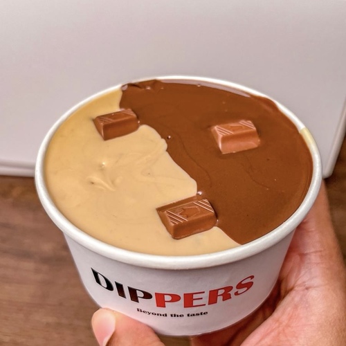 Dipper cups - Layers of our fresh cake, delicious Kinder chocolate، and milk chocolat & honey cream .
