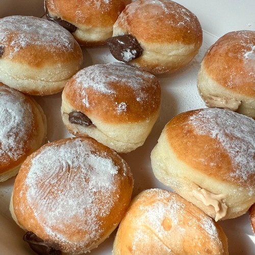 Fatty doughnuts - Fatty doughnuts with your favorite souse kinder- Nutella- pistachio- lotus- flake Box Contais 12 pcs doughnuts