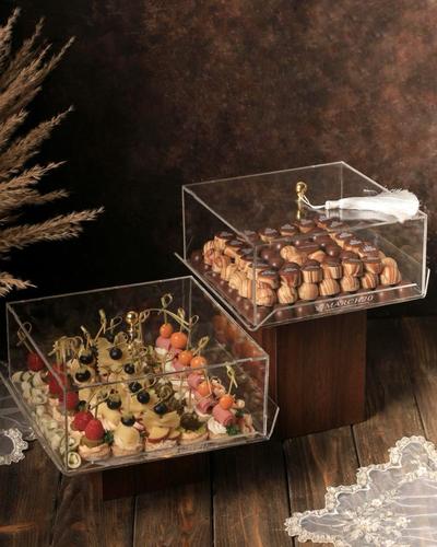 Acrylic tray (brown) - Acrylic trays display
Acrylic trays with lid and wooden base
Luxury Belgian chocolate tray with various fillings (1.25 kg)
+Salt canape tray, acrylic with lid and wooden base
(Non-returnable) Consists of various salt canapes