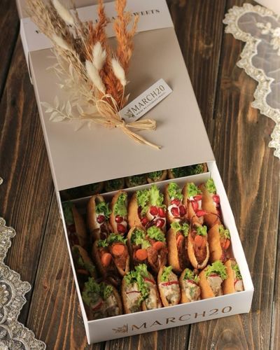 Laura Box (Salty) - Laura Box consists of two types of citrus fruits, 52 pieces, and various fillings. Kibbeh fillings (Italian chicken, beans, Indian potatoes, mushroom hummus)
Trader's pocket fillings (labneh, eggplant musakaa, zucchini hummus with cream) Price: 9 KD