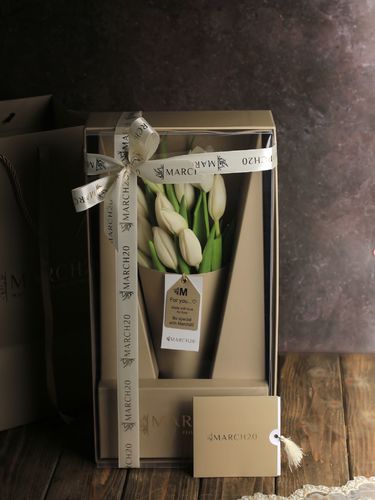 Tulip box - Natural Tulip Box Made with love for love Consists of 11 tulips Available in white only