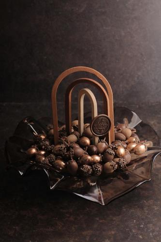 Hazelnut Select Tray Offers - يتكون من عدد ٢ صينيه صينيه جوكليت :&nbsp; ١٢٢ قطعه الوزن ٢ كيلو&nbsp; الحشوات : هزلنات برالين - كوكيز براوني - كرانشي كندر - بيكان برالين&nbsp; 
 صينيه موالح&nbsp; ٦٥ قطعه الحشوات : تارت لبنه زيتون - كبه بطاط - تاكو مشروم &nbsp;- كبه مكس اجبان - بطاط هندي - توست لبنه