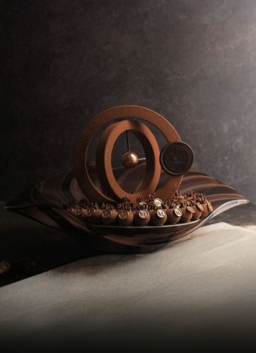 Velour Ball Tray Offers - يتكون من عدد ٢ صينيه صينيه جوكليت :&nbsp; ٧٠ قطعه&nbsp; الوزن : كيلو&nbsp; الحشوات : برالين بيكان - كرانشي كندر&nbsp; 
 صينيه موالح&nbsp; ٦٨ قطعه الحشوات : توست تشيز - بقشه مكس اجبان - باستري مشروم - فلافل