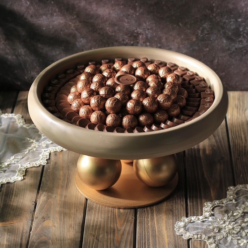 EVENT CHOCOLATE - The most beautiful and elegant chocolate trays with the most delicious fillings. Quantity: 1.5 kg, 156 pieces. As for the fillings (cheesecake, hazelnut, kinder with corn flakes), the price is 23 dinars. Note: The trays are non-returnable and will be returned to the customer.