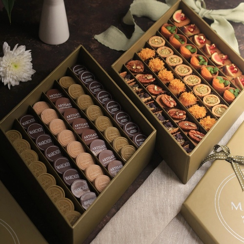 Virdian Box - Virdian Box يتكون من : بوكس جوكليت : ٤٨ قطعه الحشوات : سولتد كراميل- كرانشي كيندر - برالين بيكان - كوكيز براوني 
 بوكس موالح :&nbsp; ٤٤ قطعه&nbsp; الحشوات : تاكو مشروم - لبنه بيكان - بطاط هندي - تارت لبنه زيتون - حمسه باذنجان - كبه دجاج ايطالي