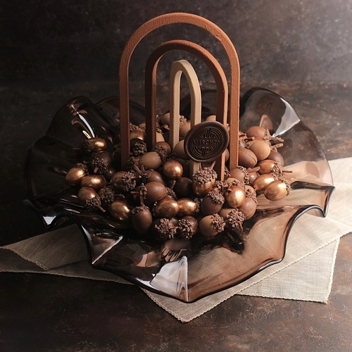 Hazelnut Select Tray - ١٢٢ قطعه الوزن : ٢ كيلو الحشوات : هزلنات برالين - كوكيز براوني - كرانشي كندر - بيكان برالين