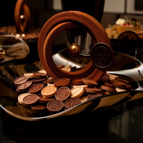 March20 Coins Tray Offers - يتكون من عدد ٢ صينيه : صينيه جوكليت :&nbsp; ١٢٦ قطعه&nbsp; الوزن : ١.٢ كيلو الحشوات : سولتد كراميل - قهوه - كرانشي نوتيلا - برالين هزلنات - صينيه موالح :&nbsp; ٦٨ قطعه الحشوات : توست تشيز - بقشه مكس اجبان - باستري مشروم - فلافل