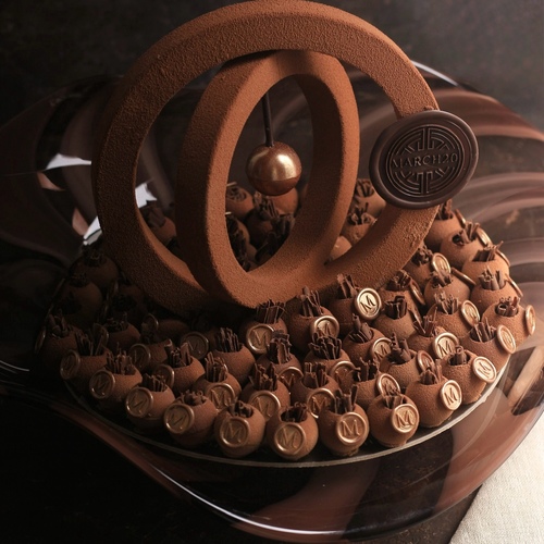 Velour Ball Tray Offers - يتكون من عدد ٢ صينيه صينيه جوكليت :&nbsp; ٧٠ قطعه&nbsp; الوزن : كيلو&nbsp; الحشوات : برالين بيكان - كرانشي كندر&nbsp; 
 صينيه موالح&nbsp; ٦٨ قطعه الحشوات : توست تشيز - بقشه مكس اجبان - باستري مشروم - فلافل