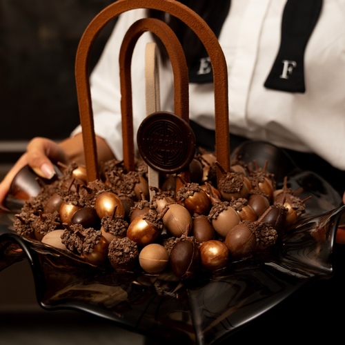 Hazelnut Select Tray Offers - يتكون من عدد ٢ صينيه صينيه جوكليت :&nbsp; ١٢٢ قطعه الوزن ٢ كيلو&nbsp; الحشوات : هزلنات برالين - كوكيز براوني - كرانشي كندر - بيكان برالين&nbsp; 
 صينيه موالح&nbsp; ٦٥ قطعه الحشوات : تارت لبنه زيتون - كبه بطاط - تاكو مشروم &nbsp;- كبه مكس اجبان - بطاط هندي - توست لبنه