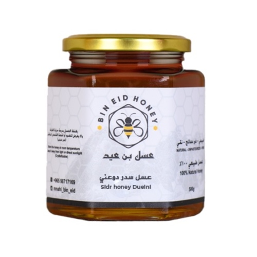 Mnahel Bin Eid - عسل سدر دوعني 500g - معلومات عن المنتجيعتبر عسل السدر الدوعني من أقدم الأعسال المعروفة ومن أشهرها عالميًا والذي يتميز بجودته العالية ومذاقه الرائع وقوامه المميز، ويعتبر من الأعسال المفضلة لدى دول الخليج، ويتم إنتاج هذا العسل من وادي دوعن بمحافظة حضرموت العريقة.

يعتبر عسل السدر من أجود أنواع العسل في العالم لأنه مستخلص من أزهار شجرة السدر الغنية بفوائدها الكثيرة.

يتميز عسل السدر الأصلي برائحة السدر الفواحة.