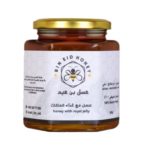 Mnahel Bin Eid - عسل مع غذاء الملكات 500 g - معلومات عن المنتجعسل السدر الصافي مخلوط مع غذاء الملكات

خلطة ممتازة لصحة افضل

يعتبر عسل السدر من أجود أنواع العسل في العالم لأنه مستخلص من أزهار شجرة السدر الغنية بفوائدها الكثيرة.

غذاء ملكات النحل هو عبارة عن مادة هلامية ينتجها النحل لإطعام الملكات، ويستخدم كنوع من المكملات الغذائية لحماية الجسم من الأمراض، وهذا لاحتوائه على الكثير من العناصر الغذائية، حيث إنه يتكون من الماء، الكربوهيدرات، الدهون، البروتينات، والأحماض الدهنية، فضلا عن وجود الفيتامينات ومن بينها فيتامين ب المركب.