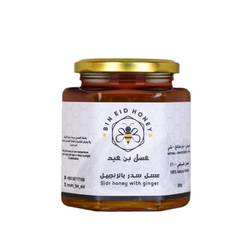 عسل سدر بالزنجبيل 500g - خلطة العسل والزنجبيل: تتمتع تلك التركيبة بالخصائص الصحية والعلاجية المثالية لخلاصة الزنجبيل ونظرا لأن لكل من العسل والزنجبيل فوائد صحية مميزة وخصائص مهمة مضادة للأكسدة، فإن الجمع بينهما يمنحنا خليطا استثنائيا يحمل الكثير من القيمة والمزايا الإضافية، هذا فضلا عن كون العسل وسيلة ممتازة لنقل فوائد الأعشاب مثل الزنجبيل للجسم. وتتضمن الفوائد الصحية لخلطة العسل والزنجبيل:معالجة مشاكل الجهاز التنفسي (السعال والبرد والتهاب الحلق والأنفلونزا وسيلان الأنف) التخفيف من غثيان الصباح، والربو، وعسر الهضم، إضافة الى تخفيف آلام الالتهابات بالمفاصل، تخفيف آلام الصداع النصفي والطمث، التقليل من مخاطر الإصابة بالفشل الكلوي الناتج عن الإصابة بداء السكري