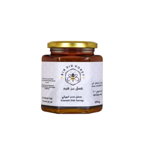 عسل سدر كويتي 250g - عسل السدر الكويتييستخلصه النحل من أشجار السدر من مواقعنا المميزة في الكويت، يتميز بطعمة اللذيذ الفاخر وذو رائحة نفاذه. السر في هذا العسل هو وفرته بحبوب اللقاح من البيئة الكويتية وبالتالي فهو مفيد جداً لرفع المناعة وتقليل مشاكل الجهاز التنفسي.
