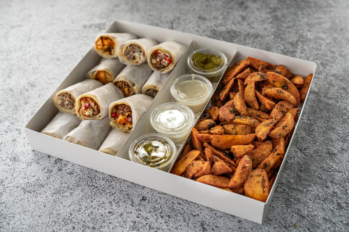 بوكس النص ساندويش - ١٢ قطعة من السندويش من قائمتنا تقدم مع بطاطا ودجز على طريقة البطاطا الحرة ، المخلل ، طحينة و صلصة الثوم