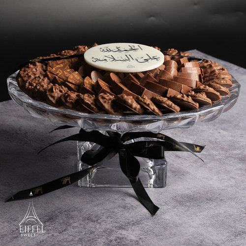 A61 CHOCOLATE - فازة كريستال  تحتوي على  900 غرام شوكولا تقريبا 100 حبه تقريبا  زعتر بيكان كراميل  كراميل  بستاشيو  مايكرو شوكولا  
 الشروط والأحكام 
 1-بعد تثبيت حجز الطلب و الدفع لن يتم استرجاع أي مبلغ  
 2-الطلبات التي موعد تسليمها بأقرب وقت - سيتم البدء بتجهيزها فوراً - ولن يسمح بالتعديل عليها او تأجيلها او الغائها  
 3-الطلبات المحجوزة مسبقا و باقي على موعد تسليمها مدة تزيد عن اربع ساعات يمكن التعديل عليها او تأجيلها فقط ولا يمكن الغاؤه وفي حال باقي على موعد التسليم مدة تقل عن اربع ساعات لا يمكن تعديل الطلب ولا يمكن تأجيله ولا يمكن الغاؤه 
 4-في حال رفض استلام الطلب سيتم اتلاف الطلب ولن يتم استرجاع أي مبلغ 
 الفتره الصباحيه للتوصيل من ٧ الي ١٠  خلال الفترة يوصل الطلب  بدون تحديد للوقت