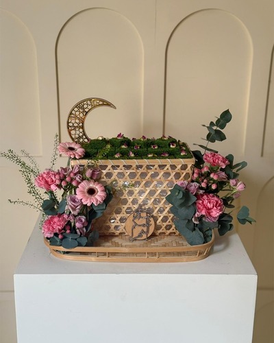 نقصة الفستقية - كيلو من الفستقية الفرش مع تنسيق ورد طبيعي وعبارة مبارك عليكم الشهر&nbsp; القياسات العرض ٥٠ سم&nbsp; الارتفاع ٣٥ سم&nbsp; السعر ١٨ دك