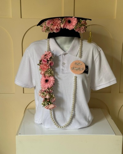 طوق اللولو - طوق اللولو 🎓 
اختيار أنيق يكمّل إطلالة التخرج بلمسة ناعمة ومميزة. 
الأسعار:الطوق: 18 د.ك